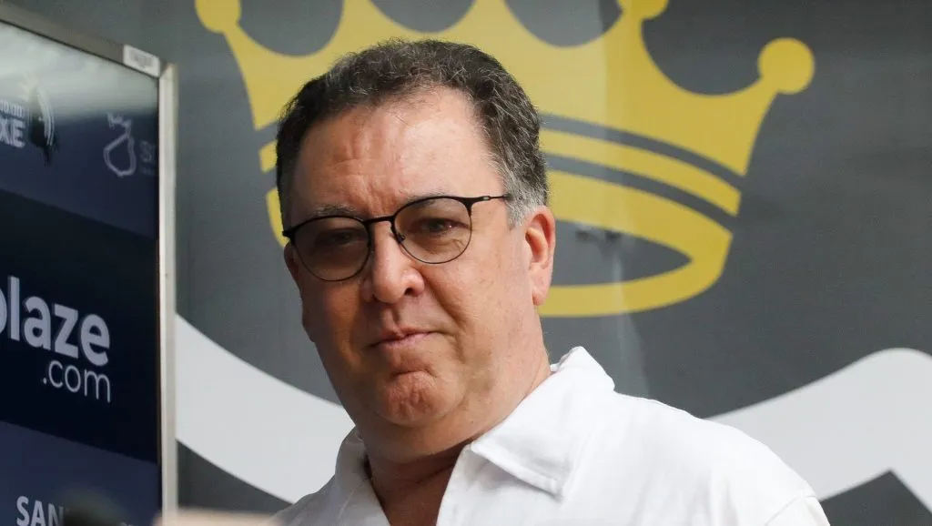 Foto: Reinaldo Campos/AGIF  – O presidente Marcelo Teixeira fala aos jornalistas em coletiva de imprensa realizada na Vila Belmiro