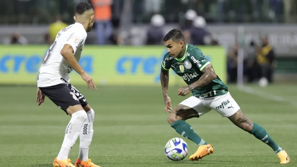 Dudu tentando drible. Foto: Marcello Zambrana/AGIF