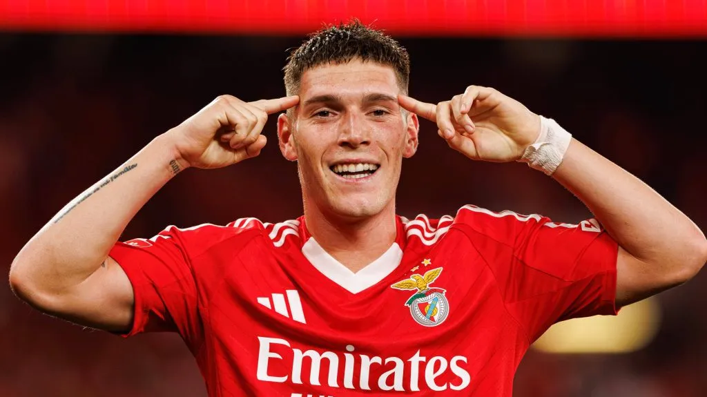 Atleta argentino vibrando com gol marcado na Europa.