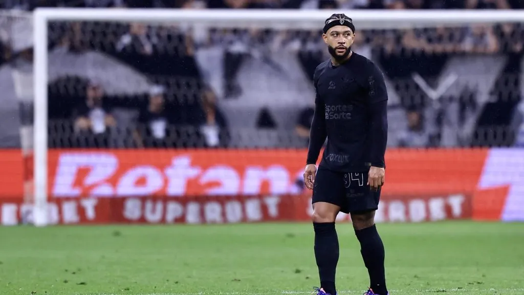 Memphis Depay durante partida. Foto: Marcello Zambrana/AGIF