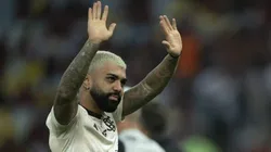 Gabigol, atacante do Flamengo, saudando a Nação do Maracanã