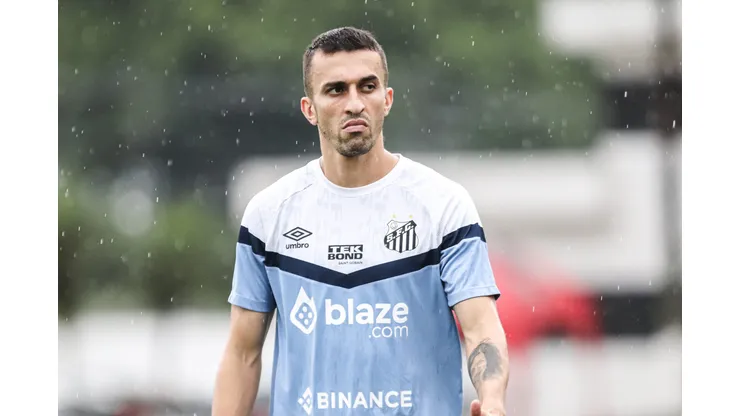 João Schmidt, meio-campista do Santos, durante treino no Centro de Treinamento Rei Pelé