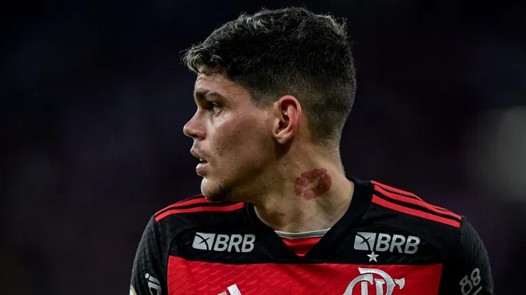 Ayrton Lucas é reserva no Flamengo e interessa ao Grêmio - Foto: Thiago Ribeiro/AGIF