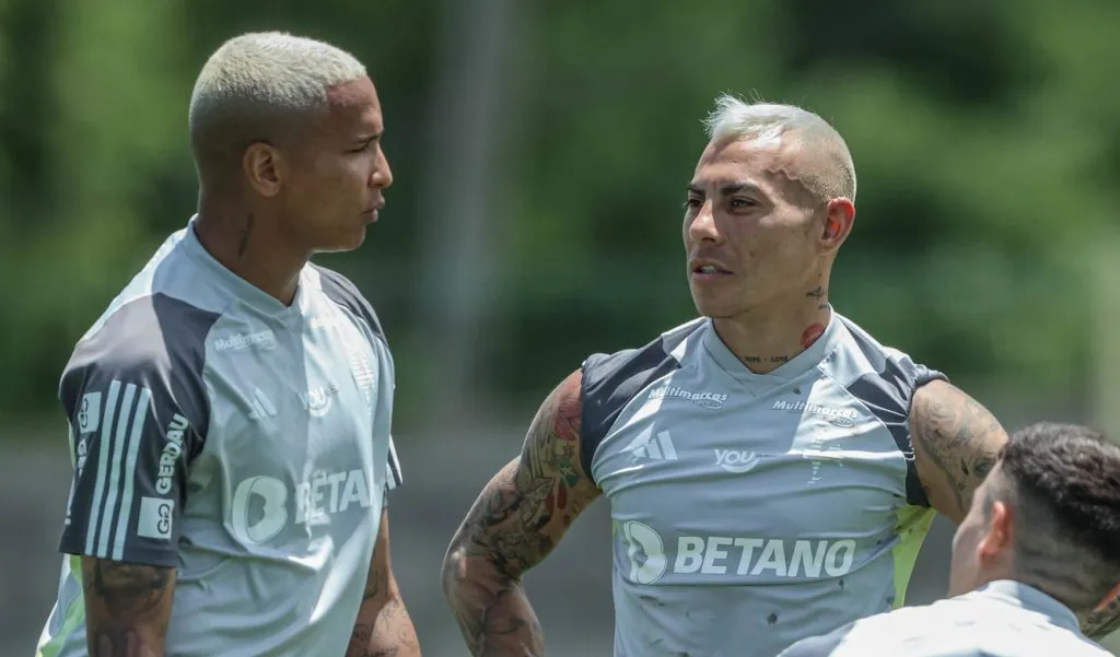 Deyverson conversa com Vargas em treino do Galo - Foto: Pedro Souza/Atlético