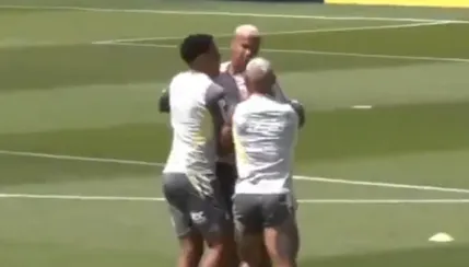 Foto: Reprodução – Vídeo completo mostra que não houve briga entre Deyverson e Vargas