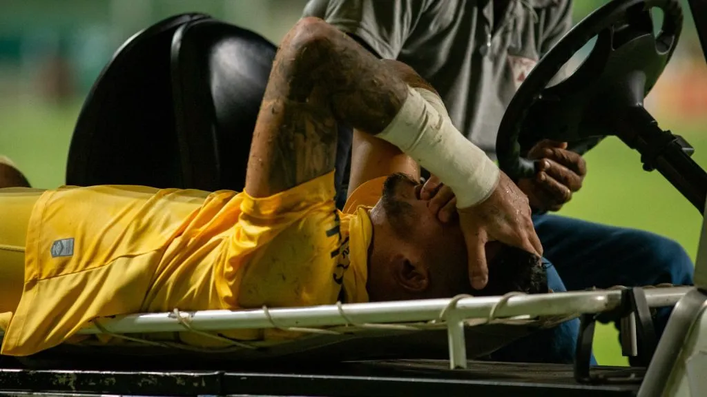 João Paulo teve uma lesão grave - Foto: Fernando Moreno/AGIF.