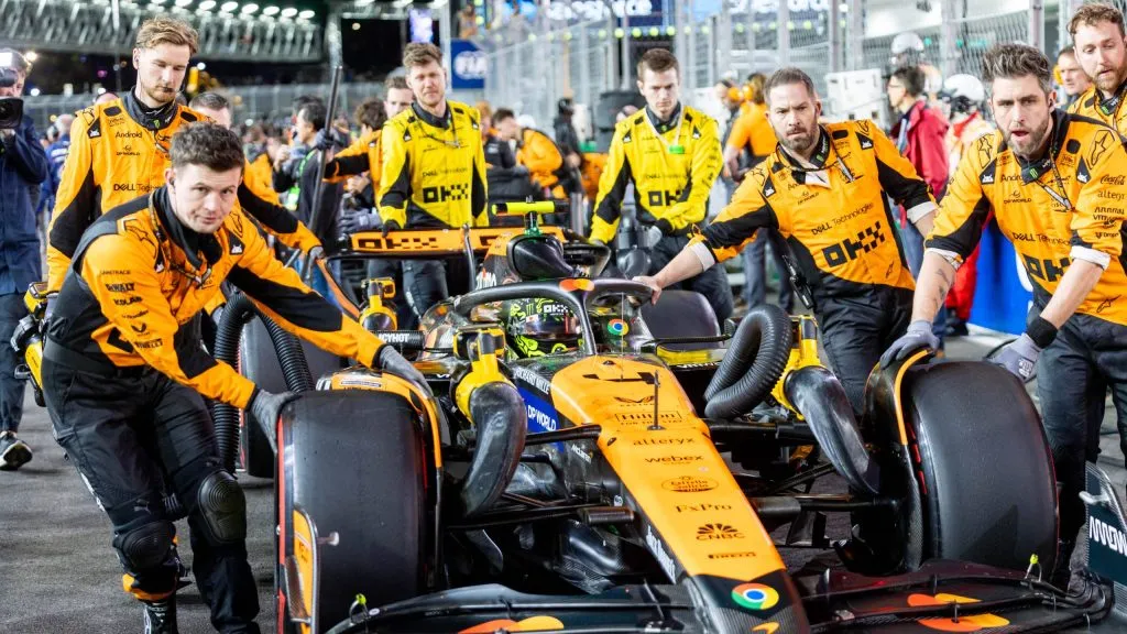 Equipe da McLaren ajustando o carro de Lando Norris em Las Vegas