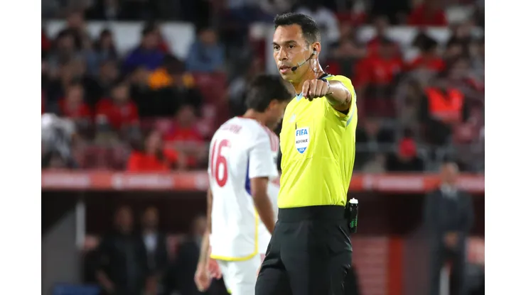 Futbol, Chile vs Venezuela. Eliminatorias al mundial 2026. El arbitro Facundo Tello dirige el partido de las clasificatorias al mundial de la Fifa 2026 entre Chile y Venezuela disputado en el estadio Nacional de Santiago, Chile. 19/11/2024 Jonnathan Oyarzun/Photosport Football, Chile vs Venezuela. 2026 FIFA World Cup, WM, Weltmeisterschaft, Fussball qualifiers. Referee Facundo Tello leads a 2026 Fifa World Cup qualifier match between Chile and Venezuela at the National stadium in Santiago, Chile. 19/11/2024 Jonnathan Oyarzun/Photosport Chile vs Venezuela, eliminatorias al mundial 2026 PUBLICATIONxNOTxINxCHI