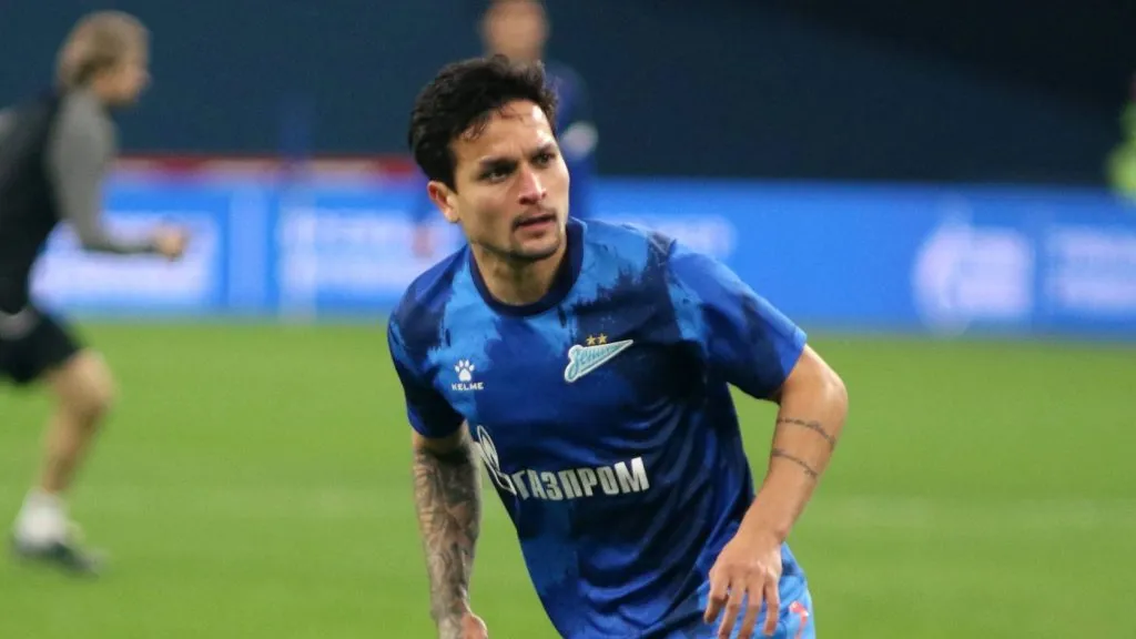 Artur durante aquecimento de partida do Zenit.