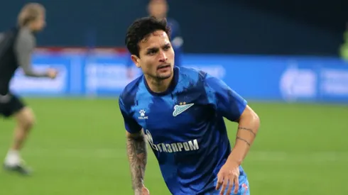 Artur durante aquecimento de partida do Zenit.