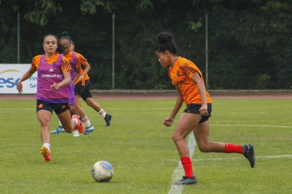 Gurias Coloradas durante o último treino em solo gaúcho com foco na Copinha Feminina e o duelo diante do Brangantino. Foto: Lara Vantzen/Internacional