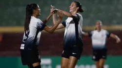 Jogadora do Corinthians, comemora com colega de elenco o gol contra o Fortaleza pela Copinha Feminina 2024