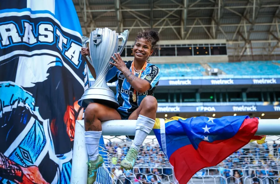 Dayana Rodríguez, comemora título do Gauchão Feminino 2024 conquista na Arena do Grêmio sobre o Internacional. Foto: Lucas Uebel/Grêmio FBPA