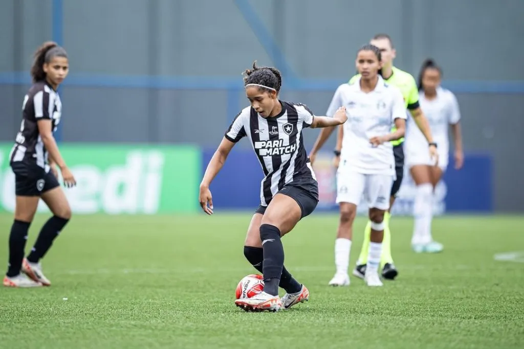 Debinha, jogadora do Botafogo domina lance durante partida de ida contra o Grêmio na Copinha Feminina. Foto: