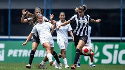Jogadora do Botafogo, disputa lance com a rival do Grêmio durante primeiro jogo da Copinha Feminina