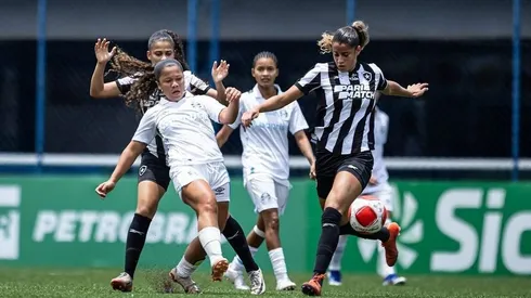 Jogadora do Botafogo, disputa lance com a rival do Grêmio durante primeiro jogo da Copinha Feminina