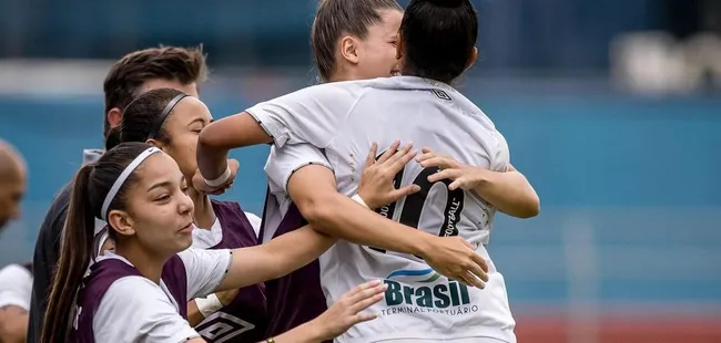 Sereias da Vila comemoram vitória na estreia da Copinha 2024 sobre o Sport. Foto: Bruno Vaz/Santos FC