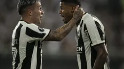 RJ - RIO DE JANEIRO - 08/05/2024 - COPA LIBERTADORES 2024, BOTAFOGO X LDU - Junior Santos jogador do Botafogo comemora seu gol com Diego Hernandez jogador da sua equipe durante partida contra o LDU no estadio Engenhao pelo campeonato Copa Libertadores 2024. Foto: Jorge Rodrigues/AGIF
