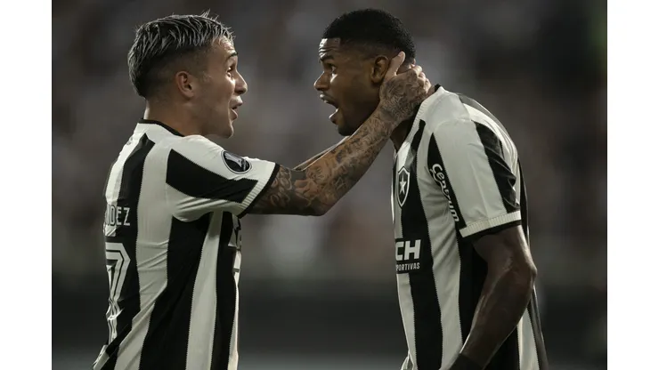 RJ - RIO DE JANEIRO - 08/05/2024 - COPA LIBERTADORES 2024, BOTAFOGO X LDU - Junior Santos jogador do Botafogo comemora seu gol com Diego Hernandez jogador da sua equipe durante partida contra o LDU no estadio Engenhao pelo campeonato Copa Libertadores 2024. Foto: Jorge Rodrigues/AGIF