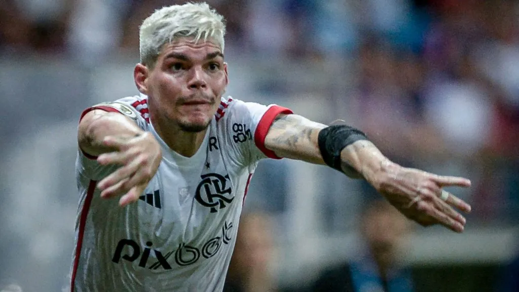 Ayrton Lucas tem decisão importante no Flamengo após ser barrado - Foto: Jhony Pinho/AGIF