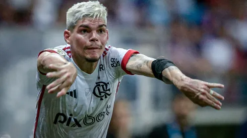 Ayrton Lucas tem decisão importante no Flamengo após ser barrado – Foto: Jhony Pinho/AGIF