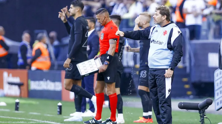 Rafael Paiva técnico do Vasco durante partida contra o Corinthians. Foto: Marco Miatelo/AGIF