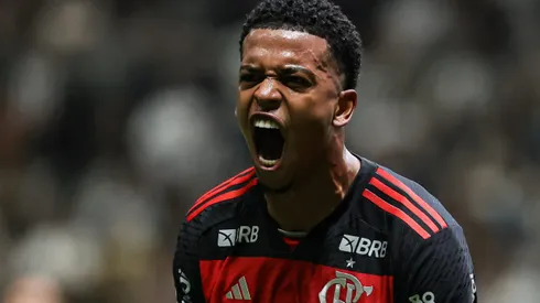 Carlinhos é chamado na salinha e define seu futuro no Flamengo