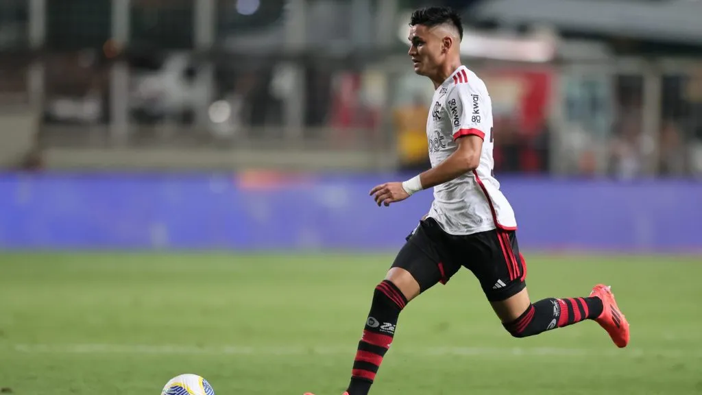Alcaraz recebe punição e Flamengo é informado –  Foto: Gilson Lobo/AGIF