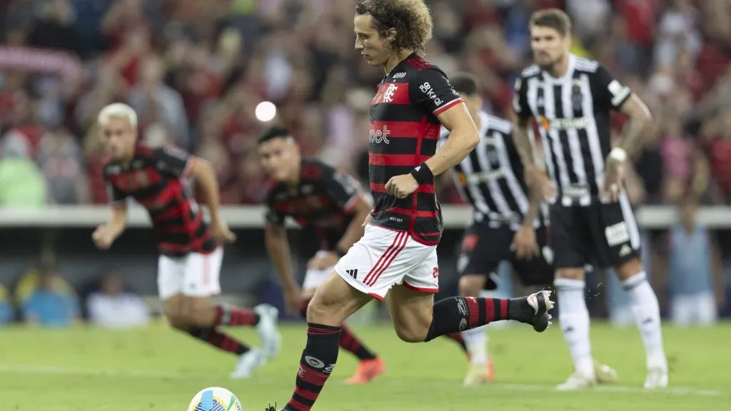 Pênalti perdido por David Luiz contra o Atlético-MG. Foto: Andre Mourao/AGIF