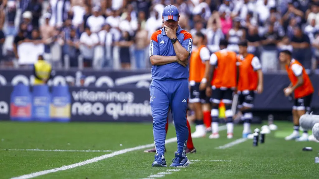Fernando Diniz se tornou alvo do Vasco na temporada – Foto: Marco Miatelo/AGIF
