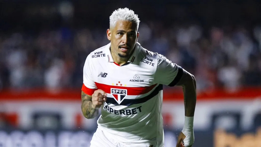 Lucas Moura vê outras qualidades em Luciano em comparação com a função de camisa 10 – Foto: Marco Miatelo/AGIF