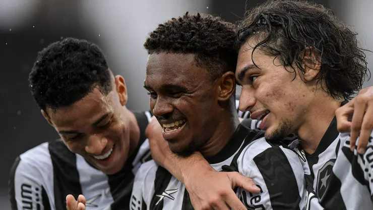 RJ - RIO DE JANEIRO - 27/01/2024 - CARIOCA 2024, BOTAFOGO X SAMPAIO CORREA - Jeffinho jogador do Botafogo comemora seu gol com jogadores do seu time durante partida contra o Sampaio Correa no estadio Engenhao pelo campeonato Carioca 2024.