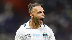 Braithwaite, jogador do Grêmio, comemora seu gol durante partida contra o Cruzeiro no estádio Mineirão pelo Campeonato Brasileiro