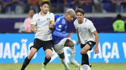 Matheus Pereira disputando lance com Villasanti. Foto: Gilson Lobo/AGIF