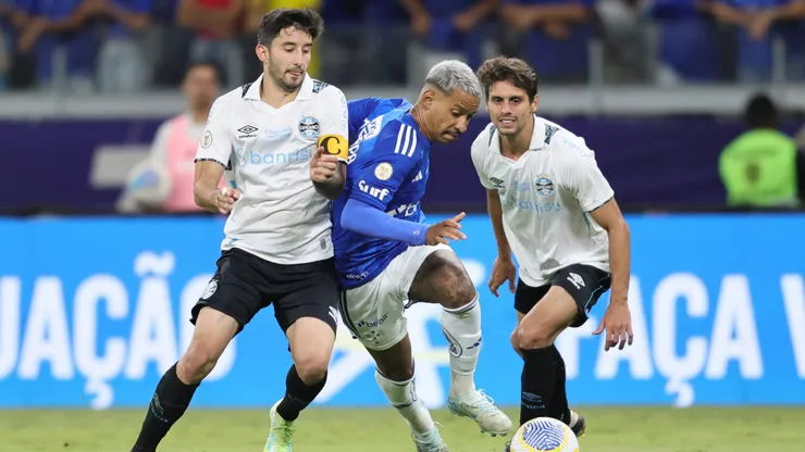 Matheus Pereira disputando lance com Villasanti. Foto: Gilson Lobo/AGIF