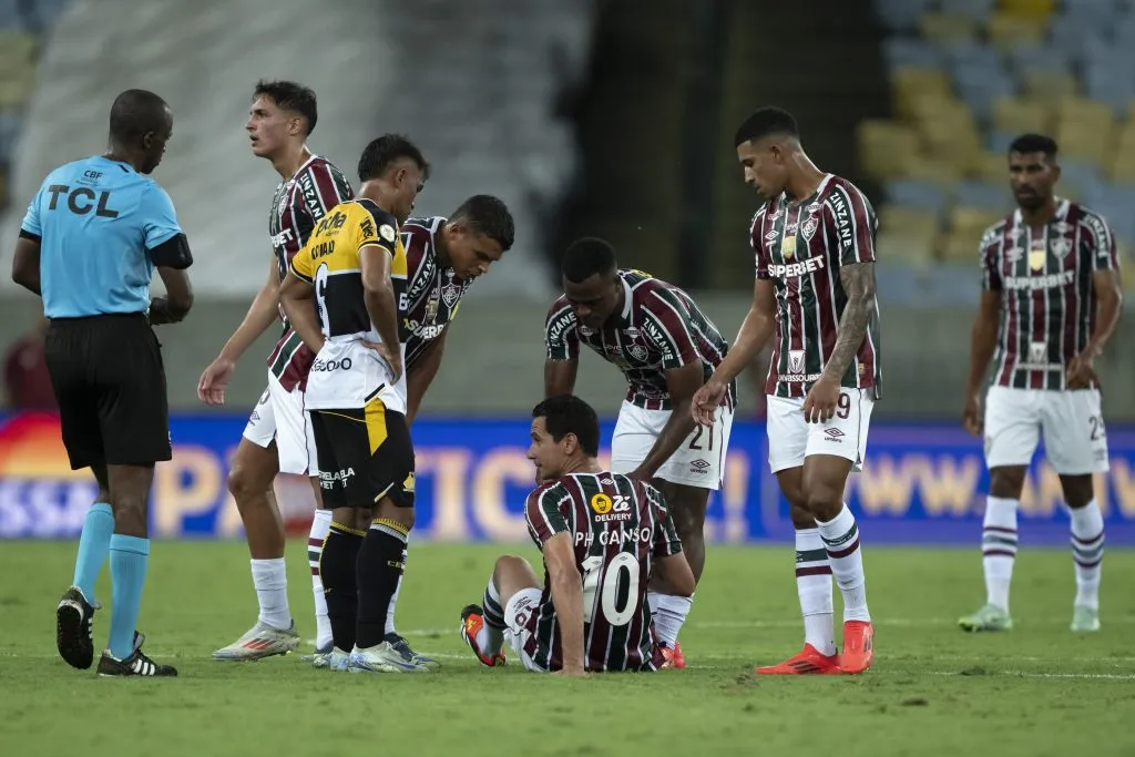 Paulo Henrique Ganso acabou sentido dores lombares ainda no primeiro tempo do empate com o Criciúma. Foto: Jorge Rodrigues/AGIF