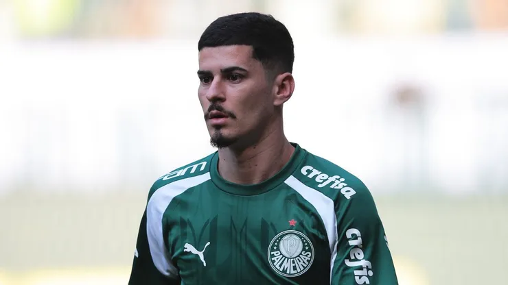Rômulo, jogador do Palmeiras, durante aquecimento antes da partida contra o São Paulo no estadio Arena Allianz Parque pelo Campeonato Brasileiro