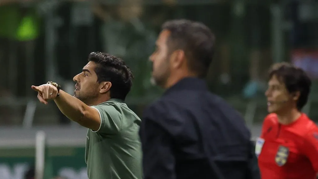Abel apontando para alguém no campo do Allianz - Foto: César Greco/Ag. Palmeiras