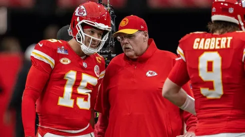 Andy Reid e Mahomes conversando durante jogo