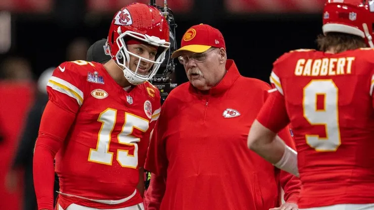 Andy Reid e Mahomes conversando durante jogo