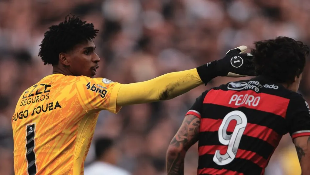 Foto: Ettore Chiereguini/AGIF – Hugo Souza e Pedro durante jogo do Brasileirão 2024.