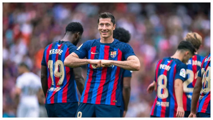 Robert Lewandowski comemora gol em partida da La Liga entre Barcelona e Elche. Foto: Joan Gosa / Alamy Stock Photo