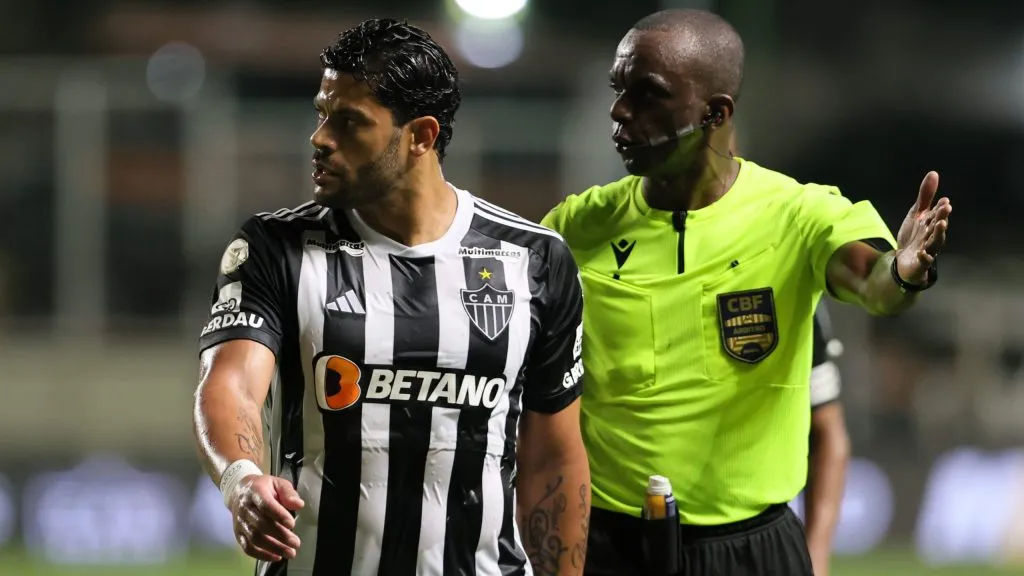 Hulkreclama com a arbitragem durante partida contra o Botafogo no estadio Independencia pelo campeonato Brasileiro. Foto: Gilson Lobo/AGIF