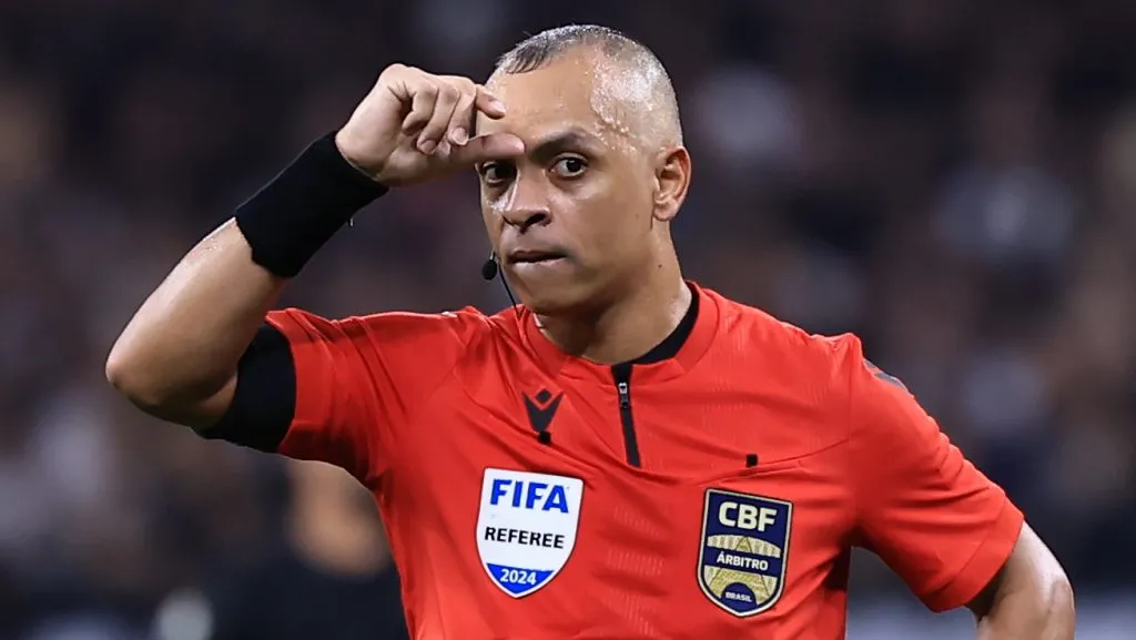 Wilton Pereira Sampaio foi criticado pelo Palmeiras após decisões a favor do Botafogo - Foto: Marcello Zambrana/AGIF.