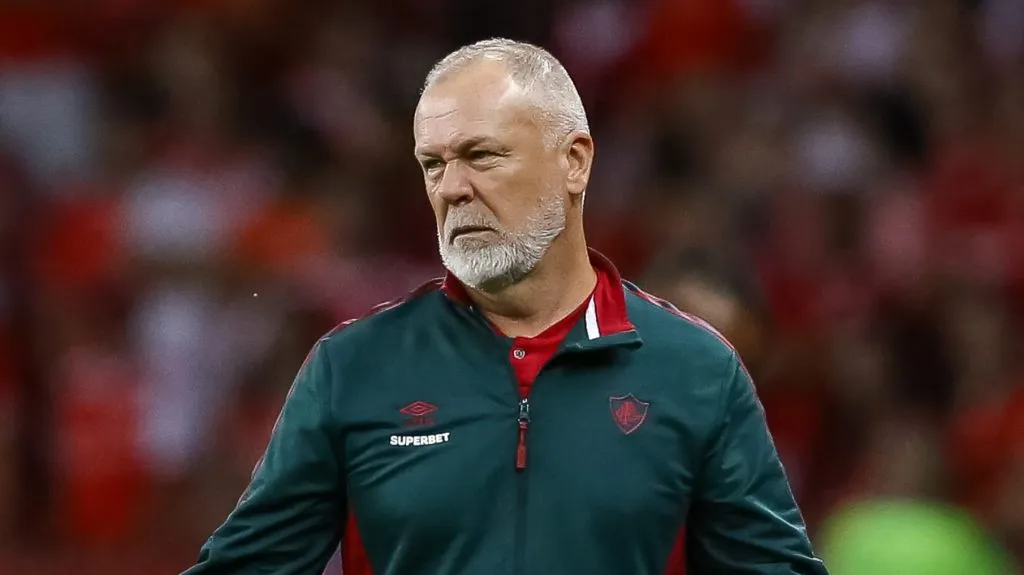 Mano Menezes destaca necessidade de evolução da equipe – Foto: Pedro H. Tesch/Getty Images
