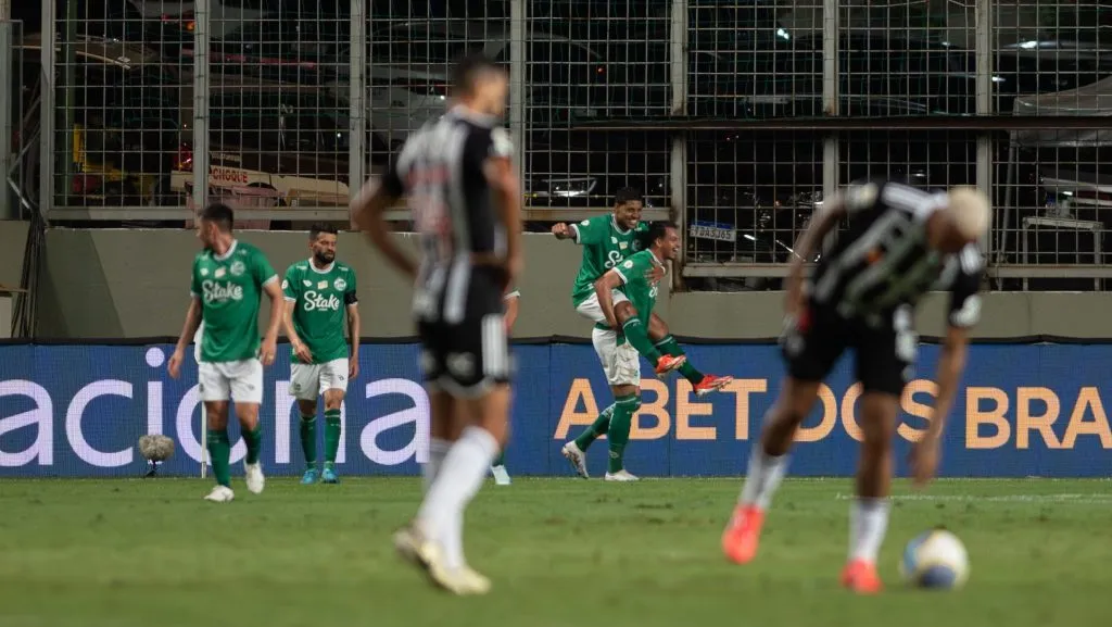 Jogadores do Galo cabisbaixos. Foto: Alessandra Torres/AGIF