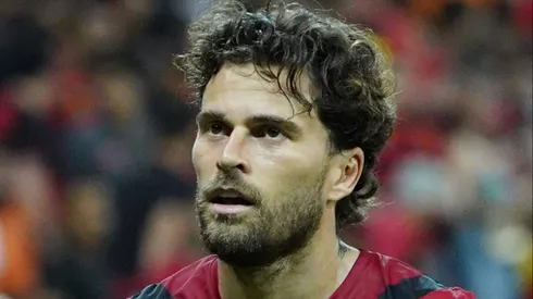 – Lucas Lima, meia que pertence ao Santos