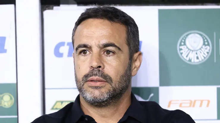 Artur Jorge durante partida do Botafogo no Brasileirão contra o Palmeiras.