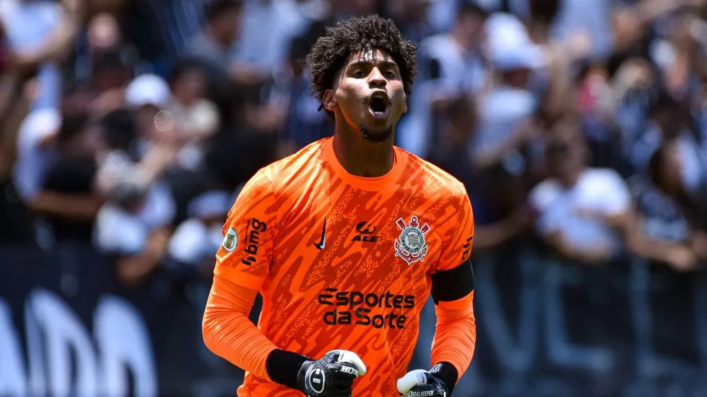 Hugo Souza comemorando. Foto: Roberto Casimiro/Fotoarena/IMAGO