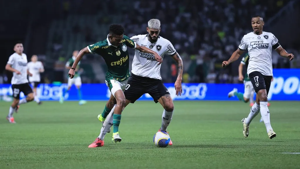 Estêvão em ação no duelo contra o Botafogo. A Cria precisou ser substituída – Foto: Ettore Chiereguini/AGIF